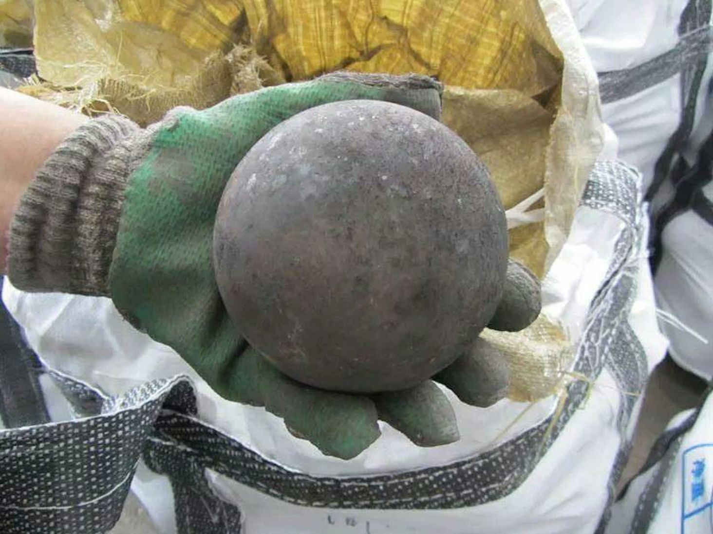 100,000 Units/tons Of Used High Quality, Approximately 3" To 6" Size Forged Steel Grinding Balls)
